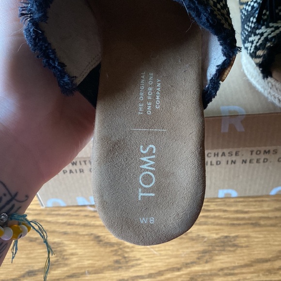 TOMS size 8 sandal - Picture 3 of 4